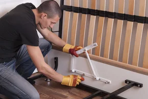Aufbau und Einstellen - Handwerker baut ein Boxspringbett auf, montage Betten